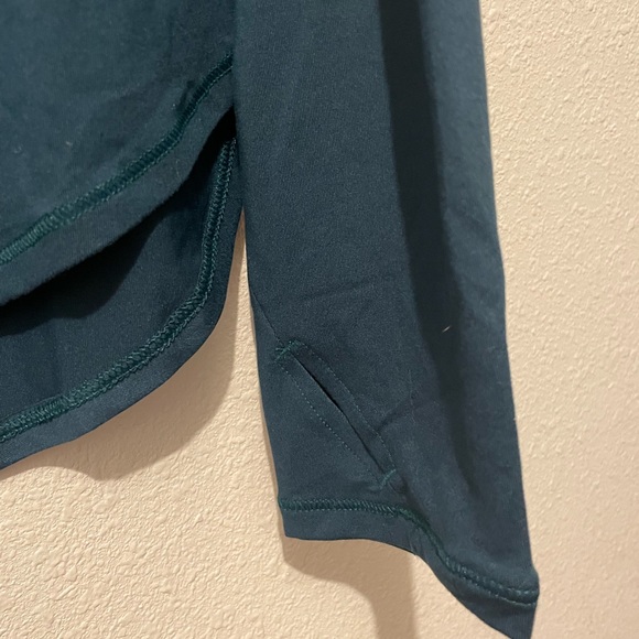 Brand new with tags Teal All in Motion long sleeve shirt with thumb holes - Picture 3 of 5